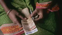 সরকার বলছে, সমাজের সব স্তরের মানুষকে সুবিধা দিতে পেনশন স্কিম চালু করা হয়েছে।