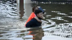 คนลุยน้ำท่วม