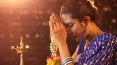தீபாவளி பண்டிகைக்கு வணங்கும் பெண்