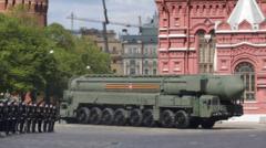 عربة تحمل صاروخاً نووياً استراتيجياً في الميدان الأحمر بموسكو