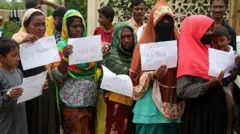 Sejumlah imigran etnis Rohingya yang dipindahkan dari Pantai Ujong Kareung Sabang berbaris untuk pendataan di tempat penampungan sementara di gedung eks kantor Imigrasi, Punteuet, Lhokseumawe, Aceh, Kamis (23/11/2023).