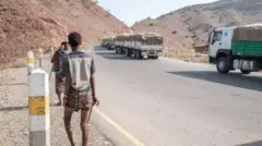 እርዳታ የጫኑ መኪኖች 