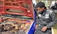 Queen Kalimpinya areba imodoka atwara ifunguye igice cyayo cy'imbere