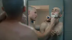 صحنه‌از از فیلم دو سرباز جوان نیمه برهنه، یکی در حال تراشیدن ریش دیگری