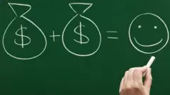 Num quadro, dois dinheiros somados dá resultado igual a felicidade