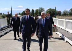 دو تن از مقامات ارمنستان و ترکیه در بخش مرزی دو کشور در حال قدم زدن و گفتوگو