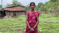 अनेक गावांतील नागरिक पावसाळ्यात दरडीच्या सावटाखाली जगत असल्याचं वास्तव रायगड जिल्ह्यामध्ये आहे.