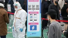 당초 방역당국은 정점 시기를 16~22일로 보고, 이 시기 주간 일평균 확진자가 31만6000명에서 37만2000명 수준일 것으로 전망했던 바 있다