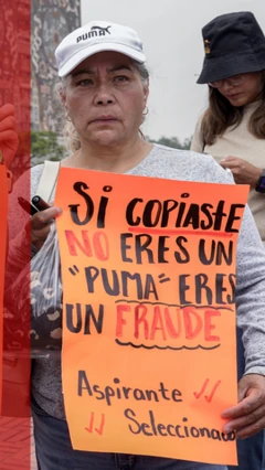Una persona sostiene un cartel en protesta por las copias en los exámenes de admisión a la UNAM