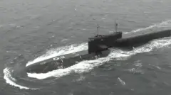 Submarino escuro semi-imerso na água