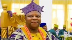 Ọba Joseph Oloyede ti ilé ẹjọ́ jù sẹ́wọ̀n ní Amẹ́ríkà. Ó wọ agbádá, adé lórí àti ilẹ̀kẹ̀ oyè lọ́rùn.