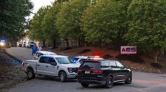 سيارات الطوارئ بالقرب من موقع الانفجار