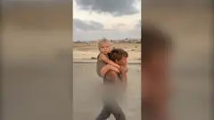 Jadoua huyó cargando a su hermano durante 10 kms desde la ciudad de Gaza hasta llegar a Jan Yunis