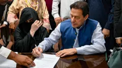 عمران خان و همسرش بشری بی بی