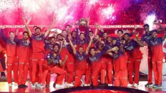 வெற்றிக் கோப்பையுடன் ஆர்சிபி அணியினர்