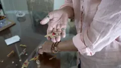 Ilona Biskup mostra seus distintivos