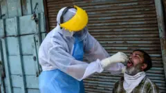 અમદાવાદમાં ટેસ્ટિંગ કરતાં અધિકારી