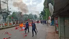 বুধবার গোপালগঞ্জে সংঘর্ষের সময় আইনশৃঙ্খলা বাহিনীর ভূমিকা নিয়ে প্রশ্ন উঠেছে