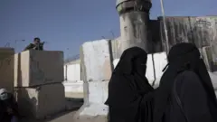 Suuraan kun loltoonni Israa'el wayita dubartoonni Paalastaayin kellaa Qalandiyaa qaxxaamuruuf jedhan yeroo eegu agarsiisa, Dubartoonni kunneen Salaata Jum'aa Masjiida al-Aqsaa jedhamutti salaatuuf deemu. Masjiidi kun iddoo warri Israa'el quubsuma isaanii godhatan kan Jerusaalam gara Bahaa jedhamuun beekamu keessatti argama.