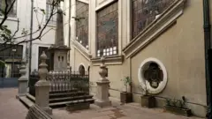 Túmulo de Julius Frank com um obelisco em um dos pátios na Faculdade de Direito da Universidade de São Paulo