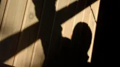 Namoota dukkana keessa dhaabbatan