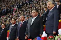 김정은 북한 국무위원장(오른쪽에서 두번째), 리창 중국 국무원 총리(왼쪽에서 세번째), 또 람 베트남 공산당 서기장(오른쪽)이 지난 9일 평양 능라도 5월1일 경기장에서 조선노동당 창건 80주년 기념 행사장에 나란히 서있는 모습