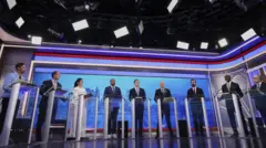 Nove candidatos a prefeito de Nova York em pé em um palco