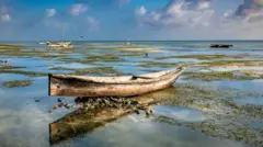 Ọkọ oju omi kan wa lagbami. Ko si eeyan kankan ninu rẹ.