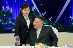 Kim Ju Ae a fait sa première apparition publique en 2022. Sur cette photo, elle et son père assistent à un banquet organisé à l'occasion du 75e anniversaire de l'armée populaire coréenne en février 2023.