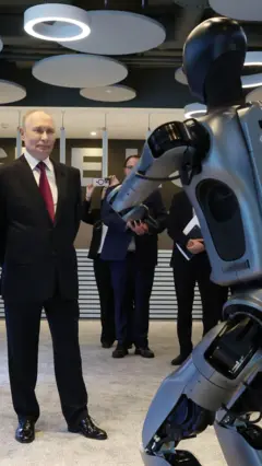 پوتین و ربات انسان‌نمای ساخت روسیه