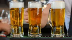 Jarras de cerveza.