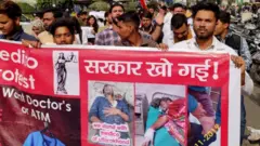 प्रदर्शन करते छात्र