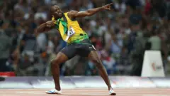 Bolt faisant la pose de la victoire