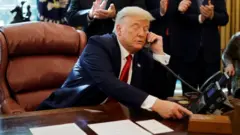 Trump telefon görüşmesi yaparken (arşiv)