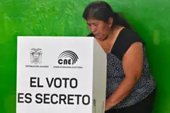 Una mujer, en un centro de votación. 