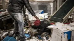 два человека в разрушенном магазине