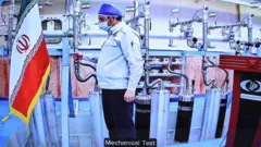 مهندس إيراني يعمل في منشأة نطنز النووية الإيرانية