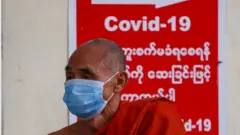 พระเมียนมาใส่หน้ากากอนามัย