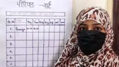 પિરિયડ ચાર્ટ દર્શાવતી યુવતી