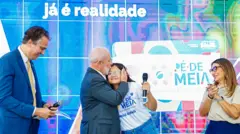 Lula abraça aluna beneficada pelo Pé-de-Meia