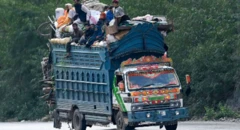 Refugiados afganos cruzando la frontera con Pakistán