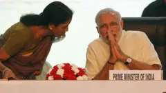 निर्मला सीतारामन आणि नरेंद्र मोदी