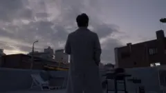 하늘을 바라보는 탈북민 남성의 뒷모습