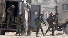 Tentara Israel melakukan penggerebekan di kamp Nur Shams untuk pengungsi Palestina di dekat kota Tulkarm di Tepi Barat yang diduduki Israel pada 28 Agustus 2024