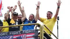 O ex-presidente Jair Bolsonaro (à direita) com o governador de São Paulo Tarcísio de Freitas ao centro e o governador do Rio de Janeiro, Claudio Castro, durante ato pela anistia em Copacabana no dia 16 de março de 2025.