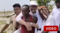 காணொளி: வெள்ளத்தை பார்வையிட சென்ற எம்.பியை தோளில் சுமந்து சென்ற மக்கள்
