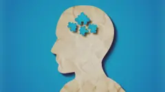 mavi zeminde insan kafası silueti ve beyin içinde puzzle parçaları