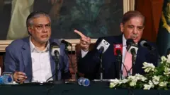 इसहाक़ डार और शहबाज़ शरीफ़