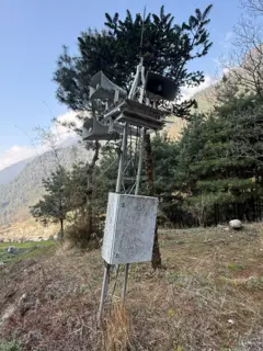 Una torre inclinada de alerta temprana de inundaciones cerca de la aldea de Ghat, aguas abajo del lago Imja, en la región del Everest.