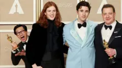 ব্রেনডন ফ্রেজার আর তার দুই ছেলে লেল্যান্ড ও হোল্ডেনের সাথে মি. কুয়ান। 